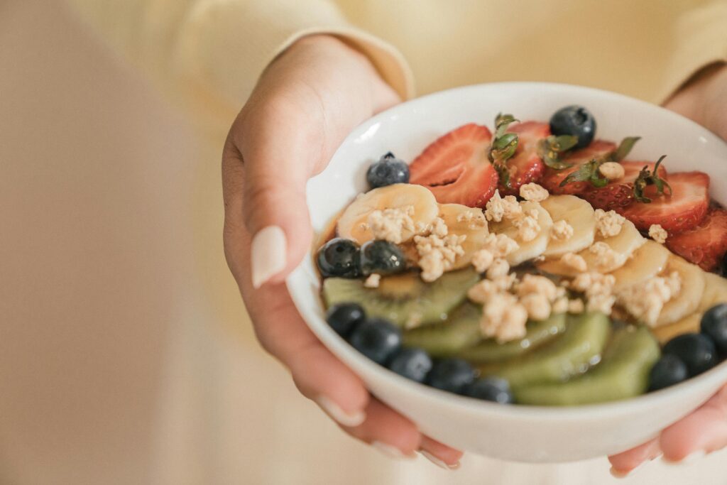 Delicious and nutritious breakfast bowl featuring fresh fruits and granola. Perfect for a healthy start.