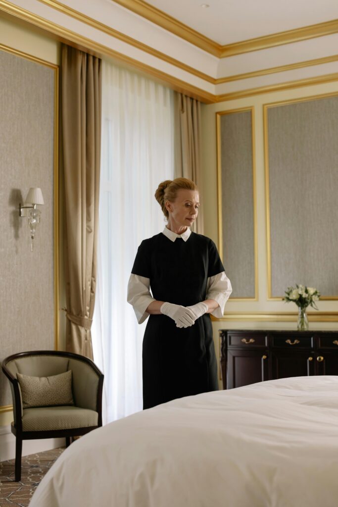 Professional housekeeper in an elegant hotel room with luxurious decor and furnishings.
Interview Me Confidence Kaise Rakhe