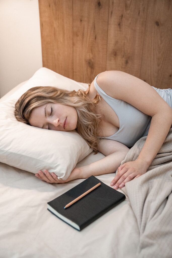 A woman peacefully sleeping in bed with a notebook and pencil, creating a serene bedtime scene.
Digital Minimalism Kya Hai?
